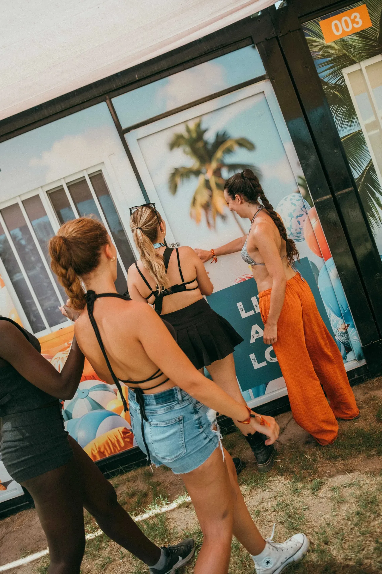 Festivalières devant les cabanes climatisées du Motel, à River Town Resort.