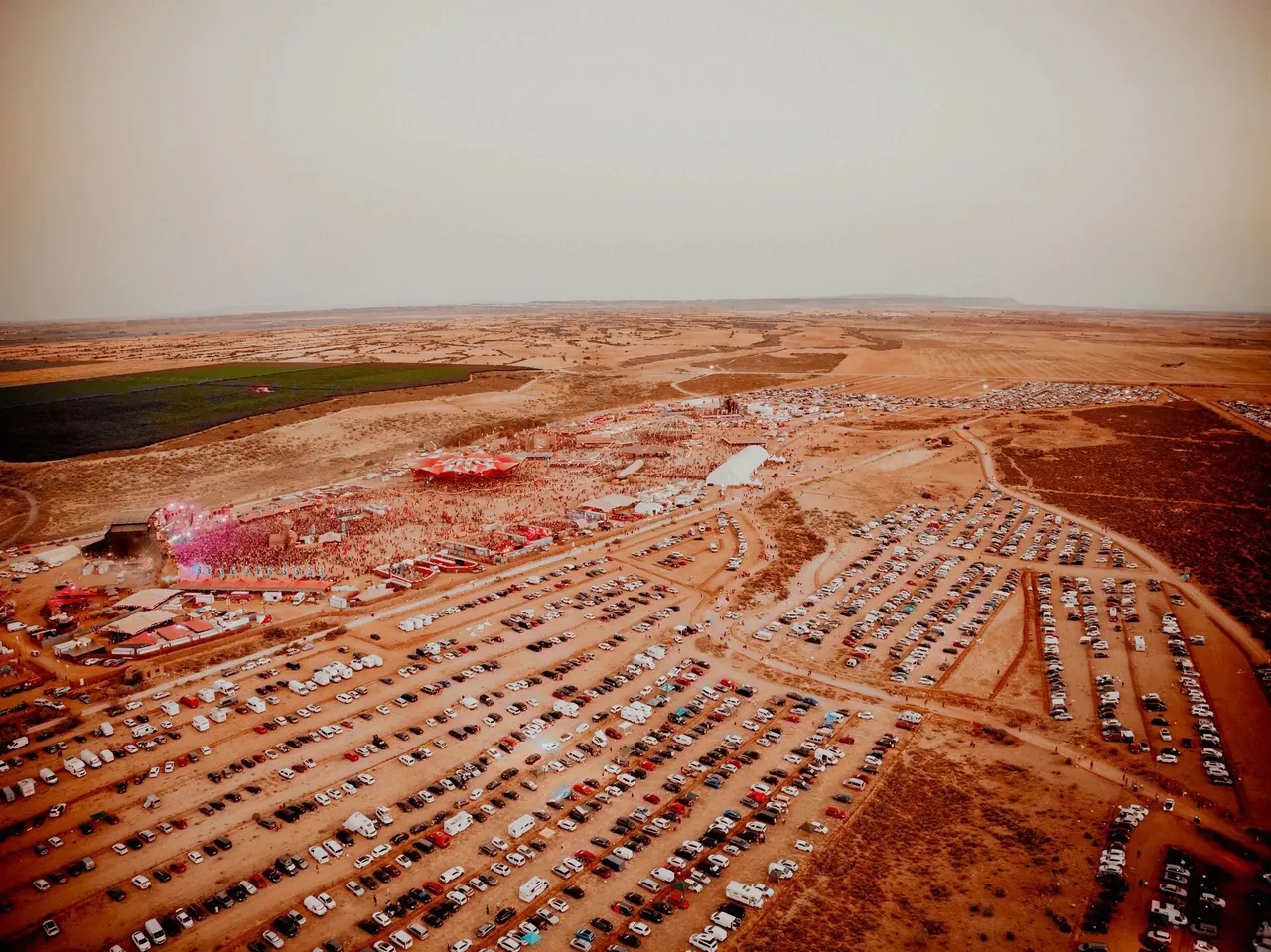 Aerial view of the site in the Fraga desert, with the car parks in the foreground.