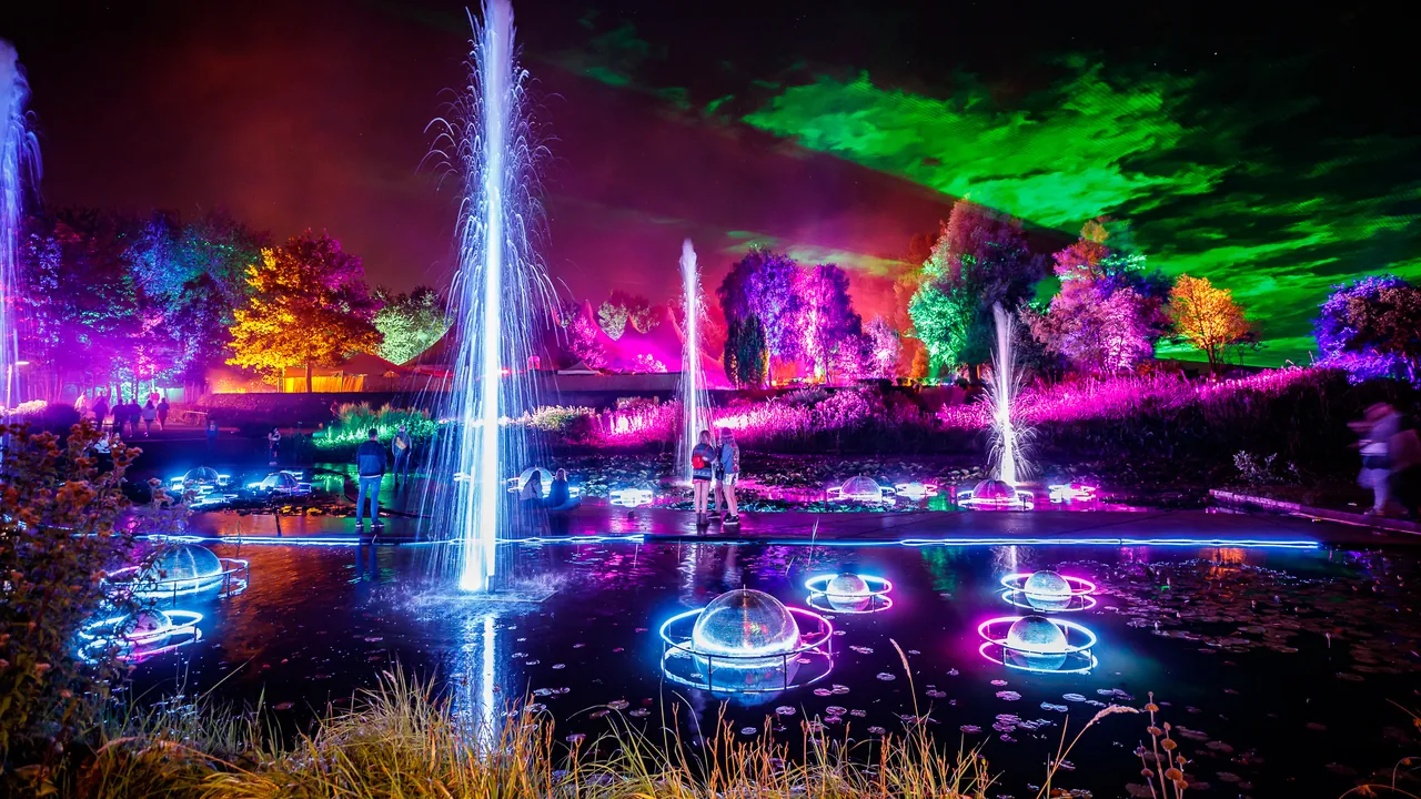 Fontaines et lumières sur l'étang du site, la nuit du 27 au 28 août 2022.