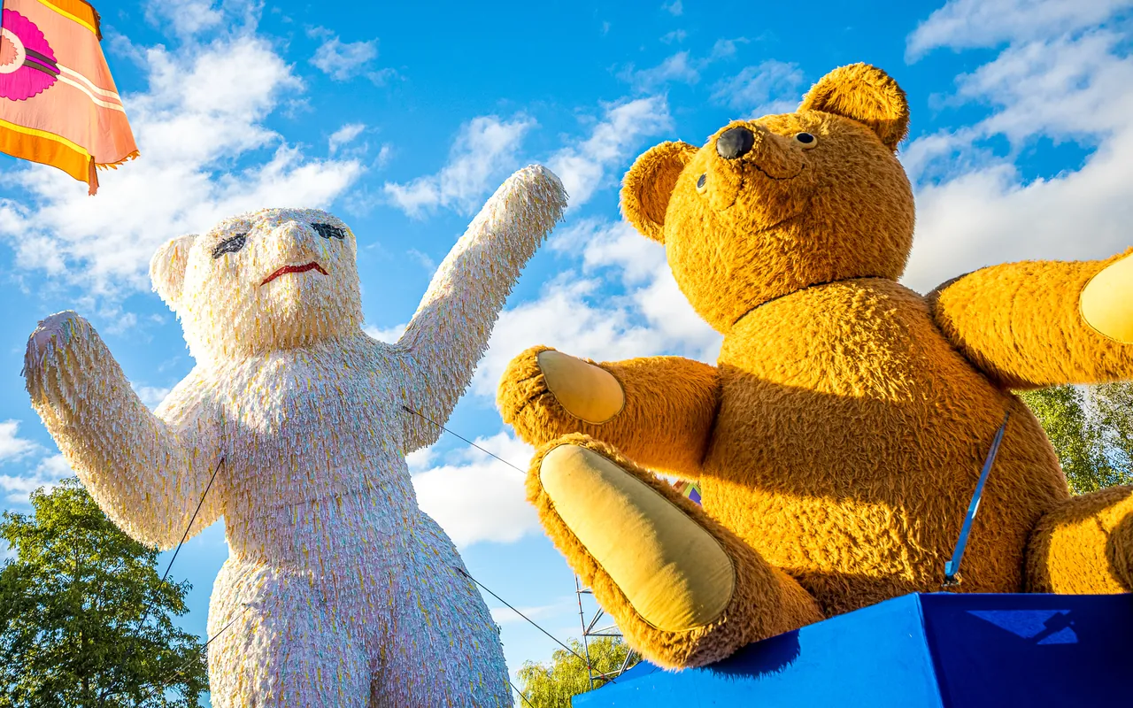 Deux ours en peluche géants, éléments de décor de l'édition 2022.