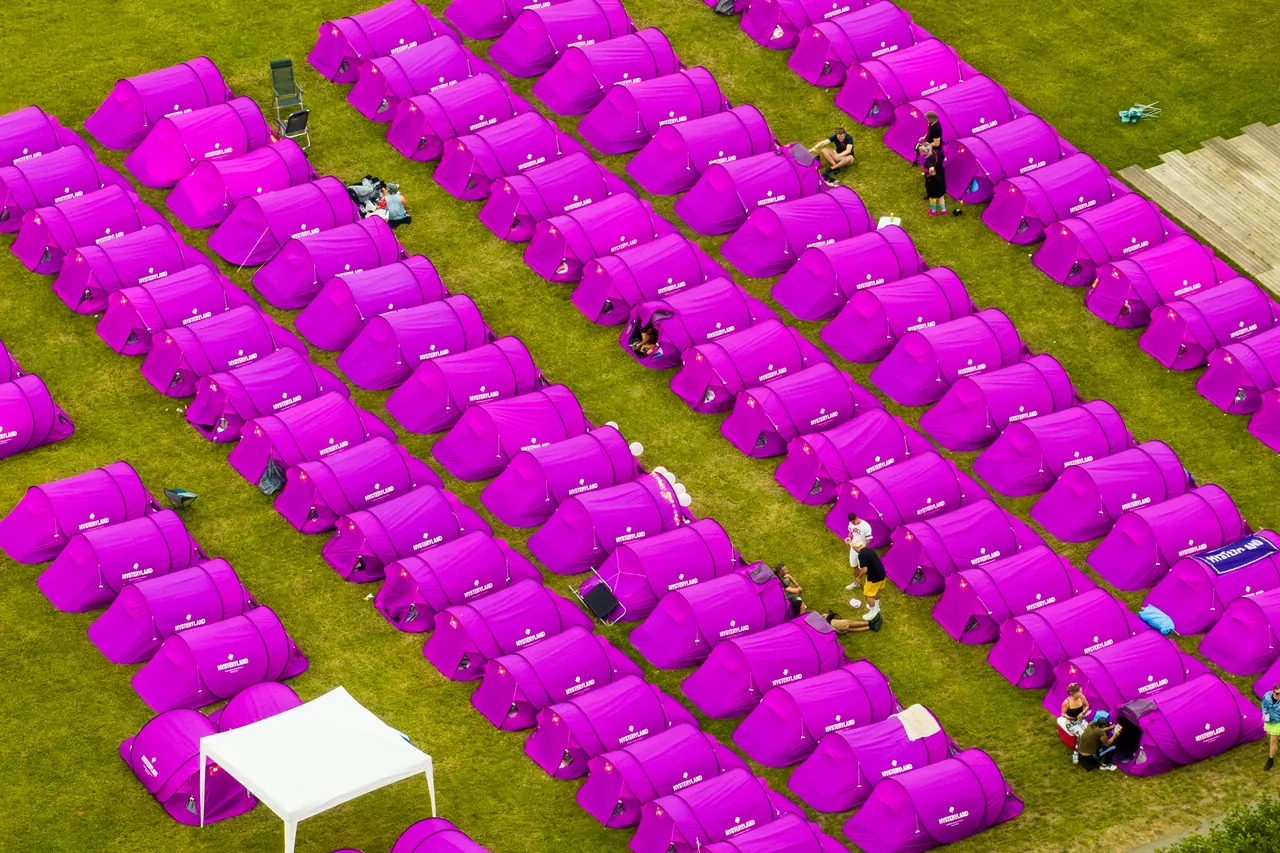 Vue aérienne d'un champ de tentes du camping, le vendredi 25 août 2023.