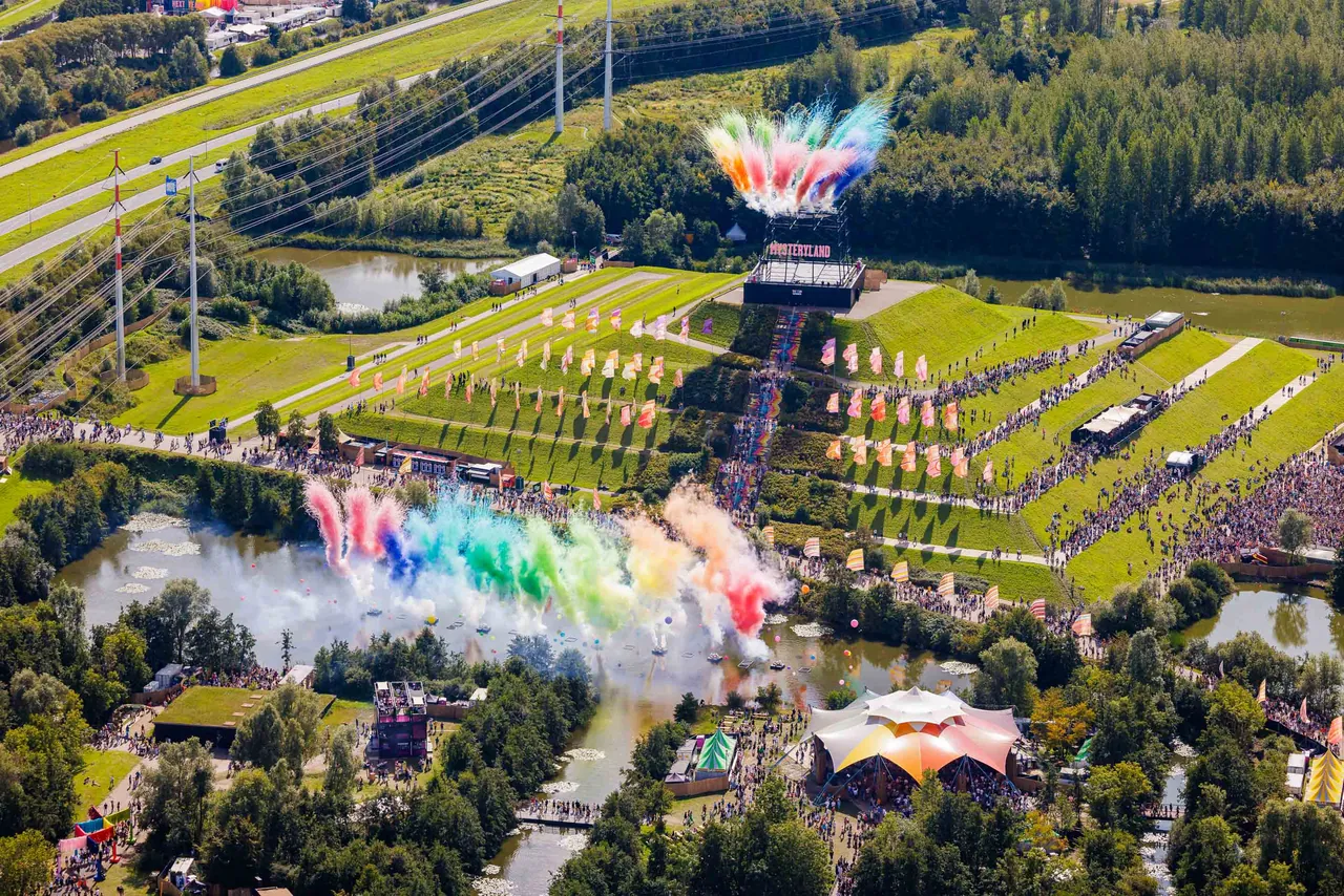 Le terrain de l'ancienne Floriade vu du ciel, entre étangs et bois, le 26 août 2023.