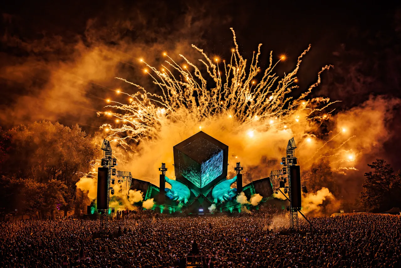 Feux d'artifice au-dessus de la mainstage au cube, à la fin d'une soirée de l'édition 2024.