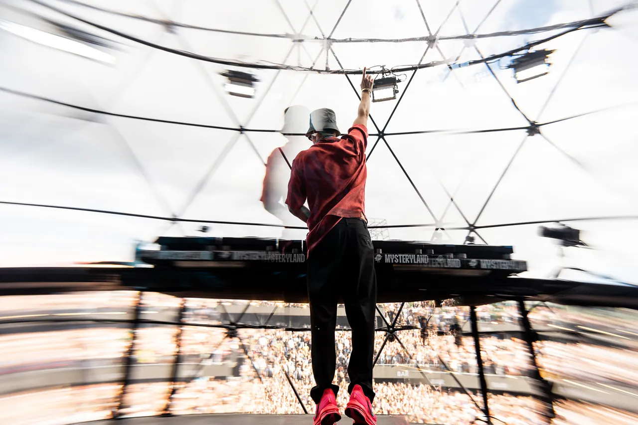 Un DJ sous la tente en dôme translucide, en plein jour, le 23 août 2025.