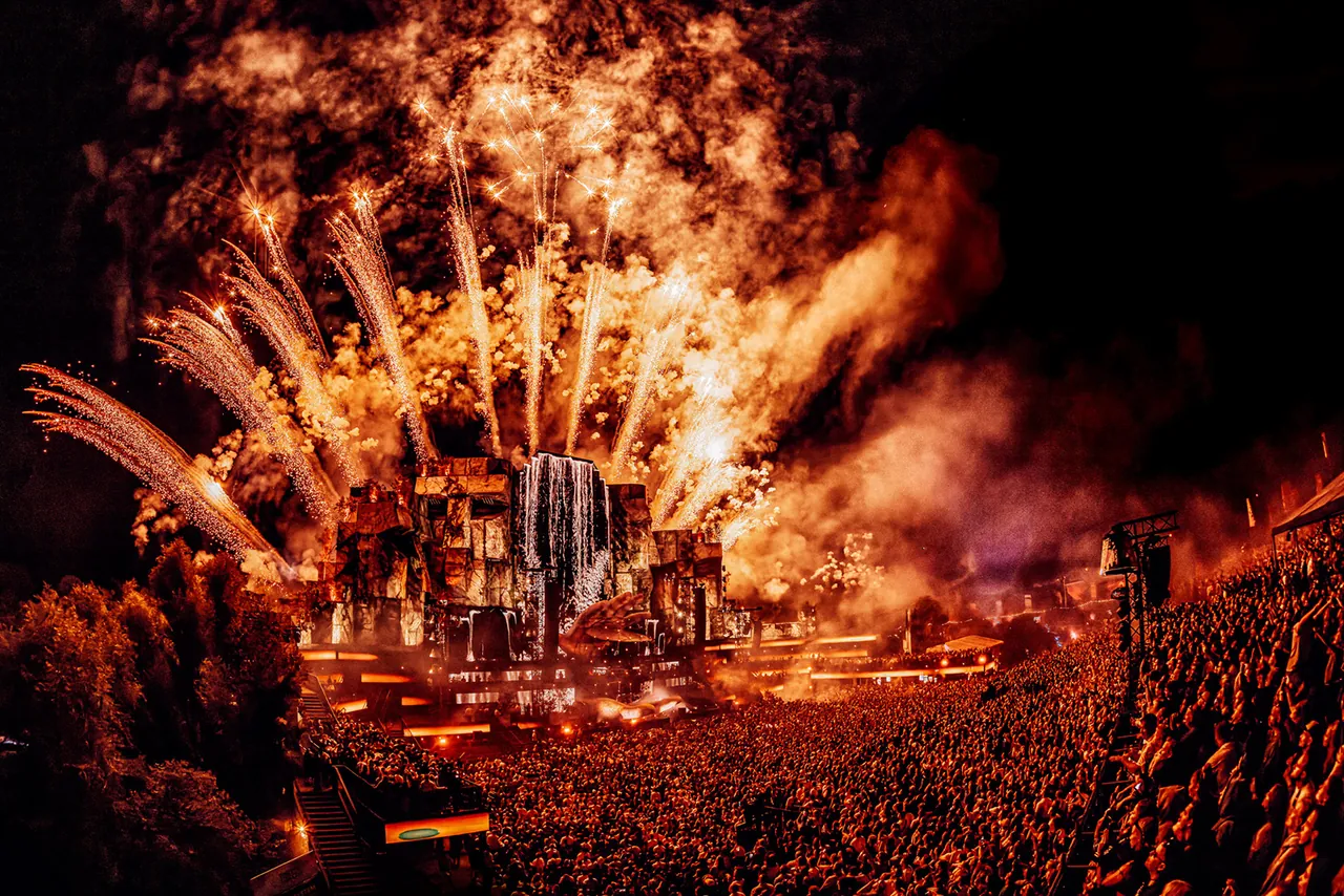 L'endshow du dimanche 24 août 2025 sur la mainstage, la pyramide noyée sous les feux d'artifice.