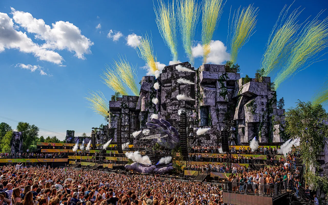 La mainstage en pyramide de roche sculptée, en plein après-midi, le 24 août 2025.