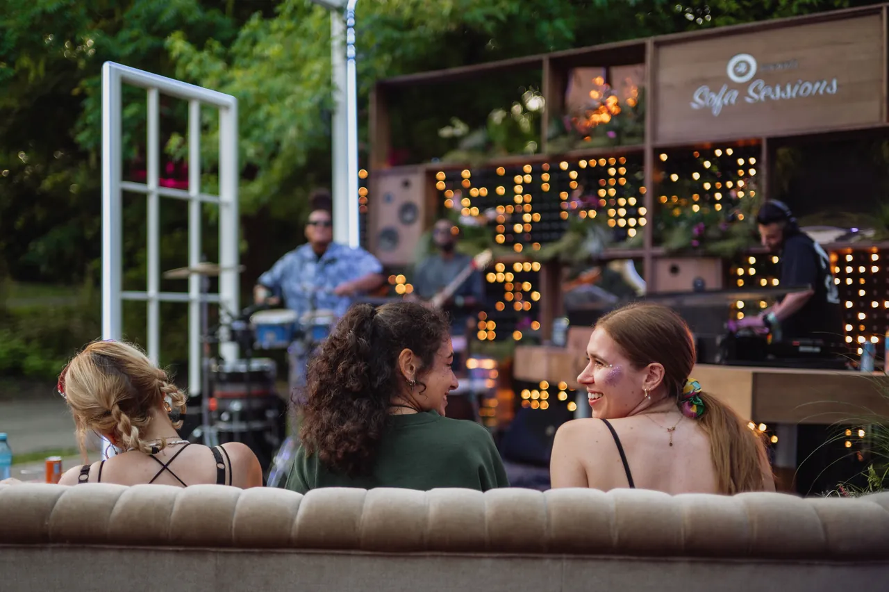 Concert live aux Sofa Sessions, écouté depuis un canapé.