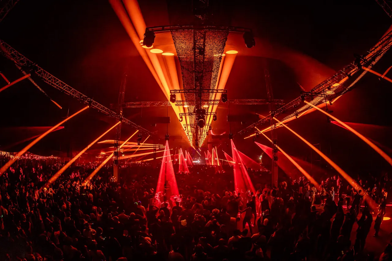 Faisceaux et lasers sous l'un des grands chapiteaux de la Pydna, en 2023.