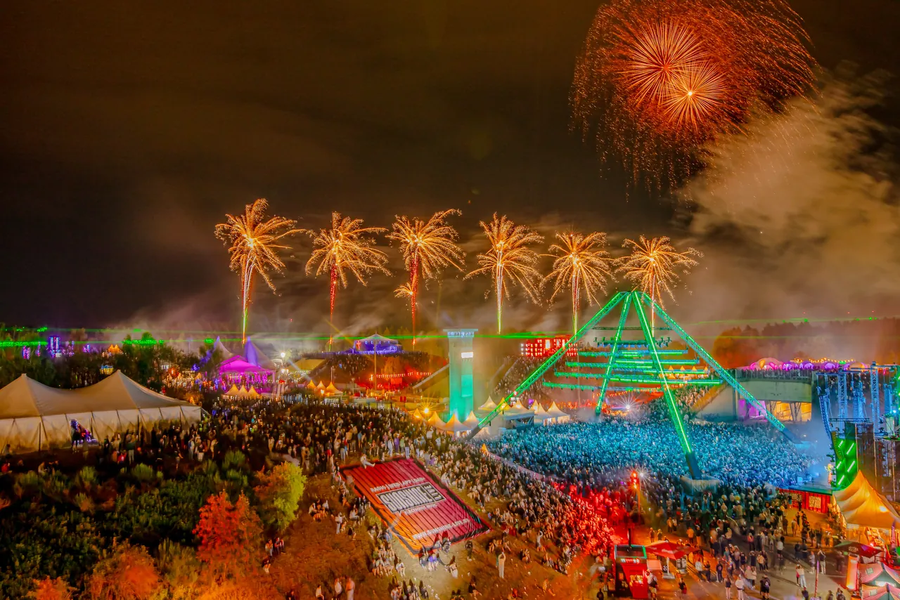 Le feu d'artifice au-dessus de l'OpenAirFloor et de sa pyramide verte, en 2024.