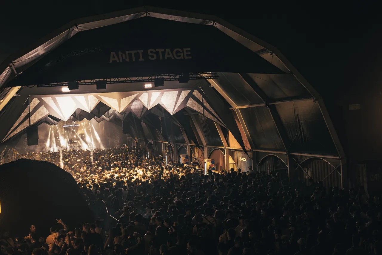 The Anti Stage arch and its crowd, 2026 edition.