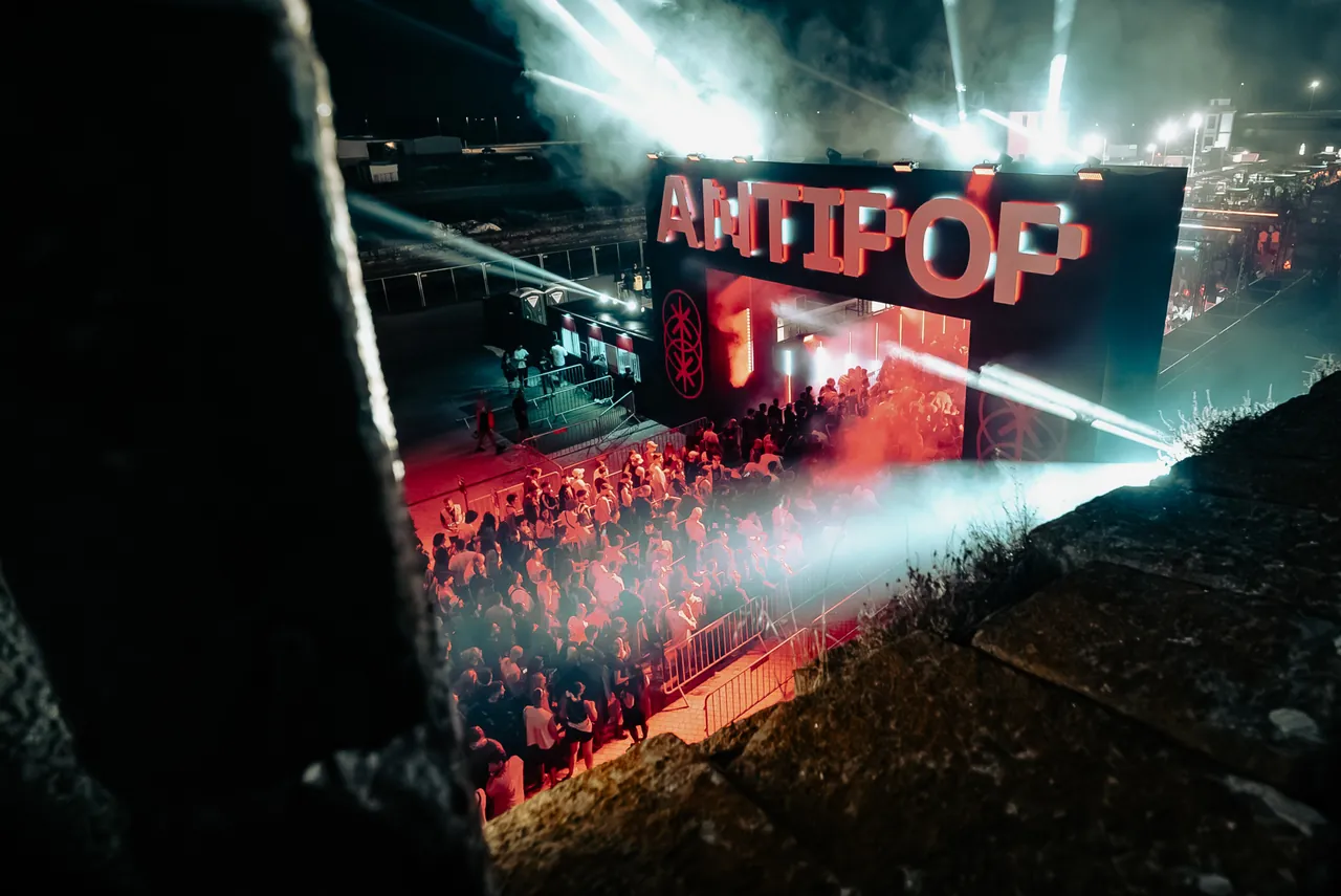 The ANTIPOP letters above the Neo Stage, seen from an embrasure of the fort on the night of 6 to 7 August 2026.