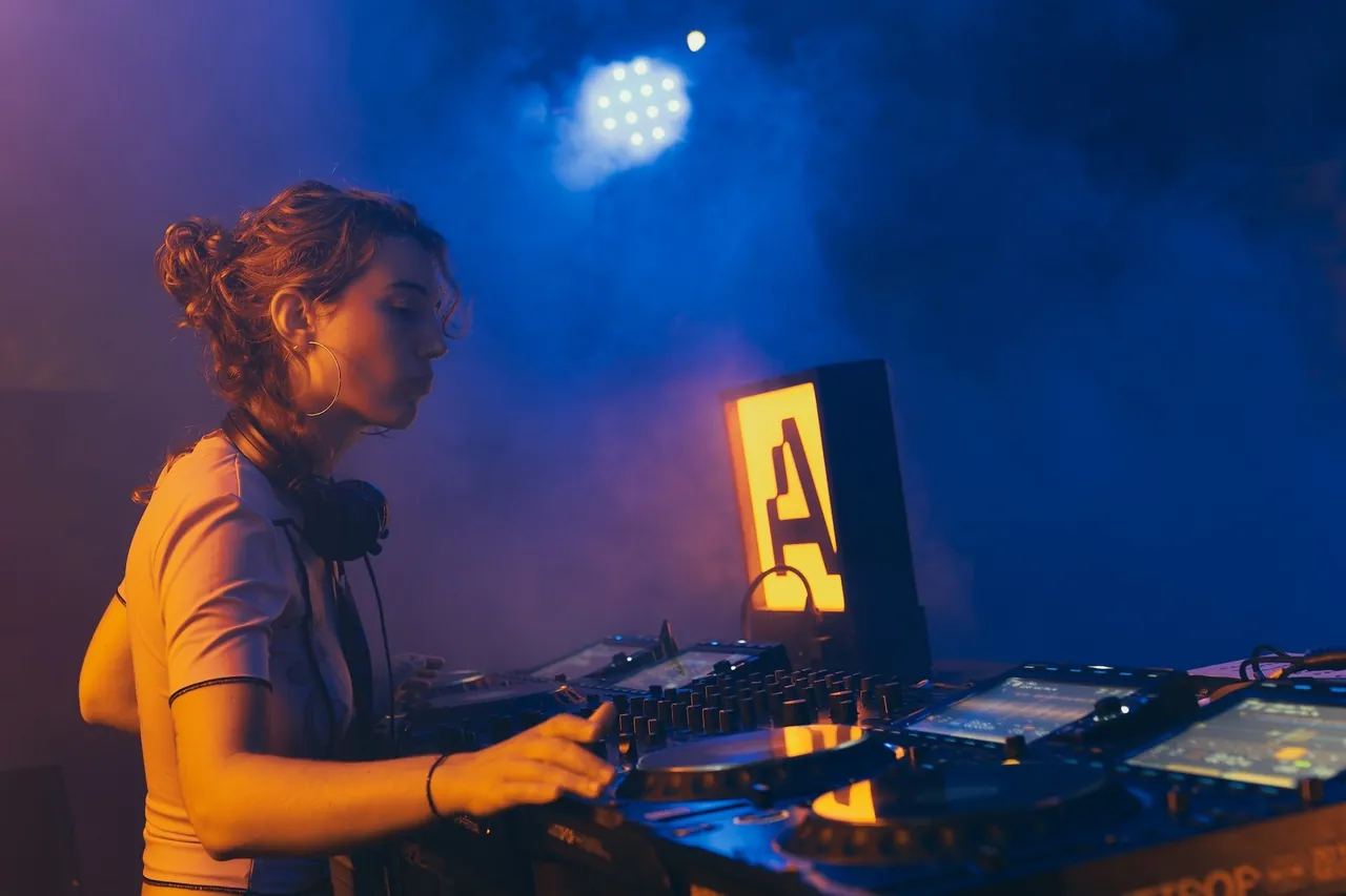 Maki on the decks of the Back Stage, the new stage of 2026.