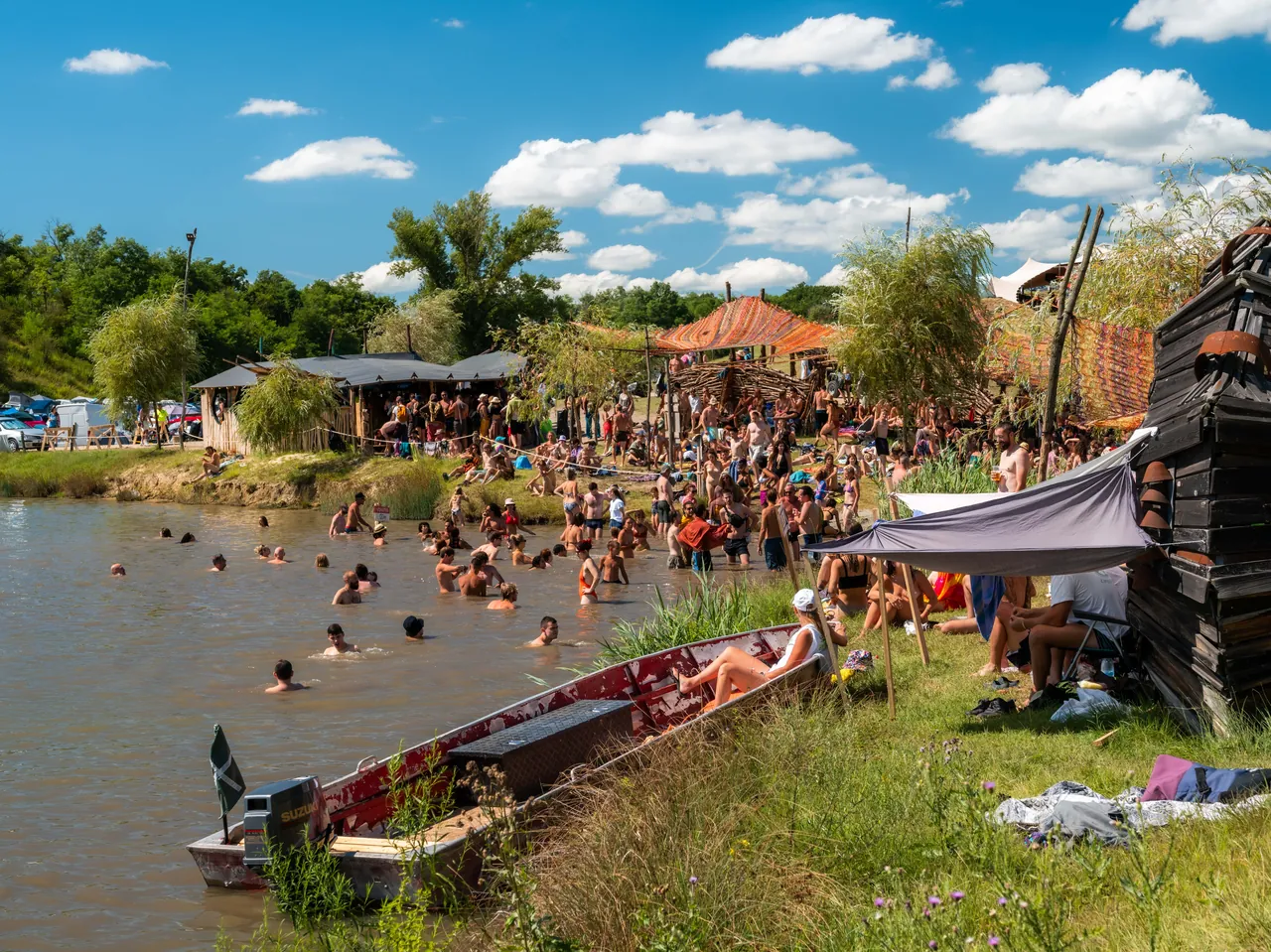 Swimming in the Dádpuszta lake, lined with huts and installations, in 2023.