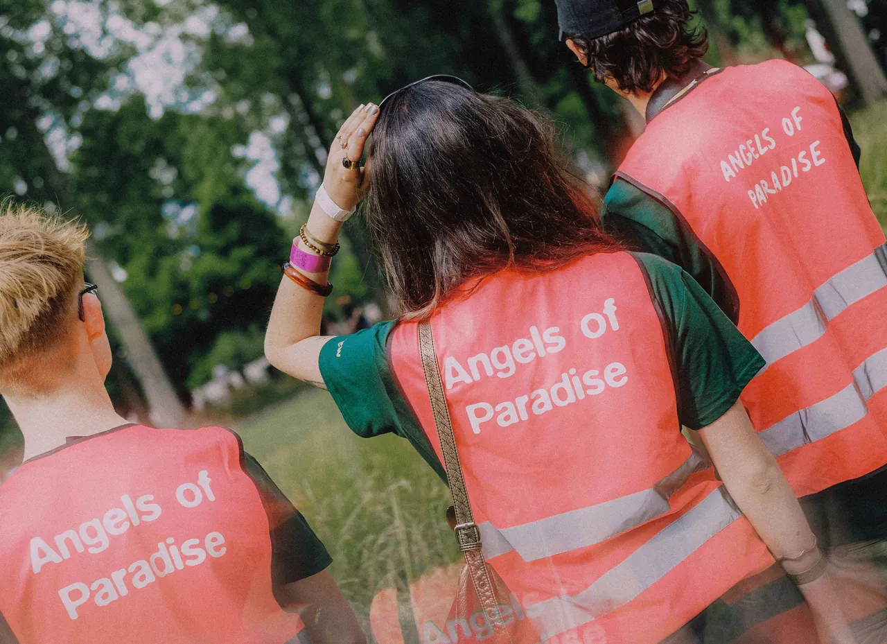 Deux bénévoles des Angels of Paradise en gilet rose, l'équipe à qui signaler un harcèlement, en 2025.