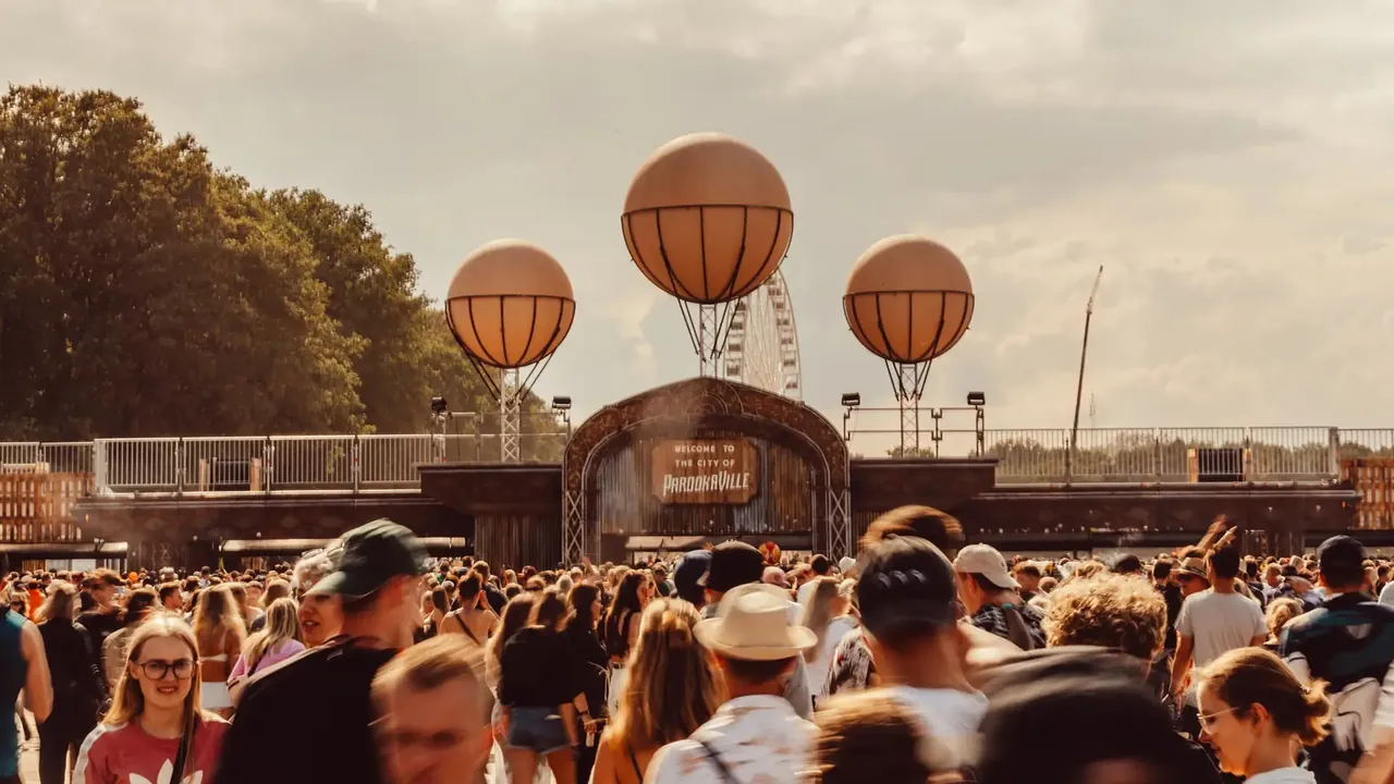 The crowd at the « Welcome to the City of Parookaville » gate, beneath three balloons and the Ferris wheel.