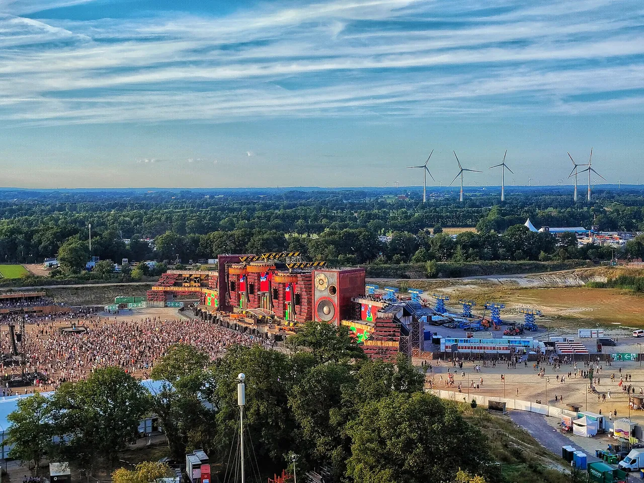 Elevated view of the Arena and the Mainstage built as a giant amplifier on 24 July 2022, with the Lower Rhine countryside behind.