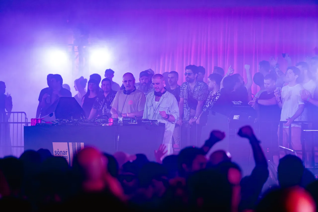 Modeselektor aux platines du SonarCar, entourés du public, nuit du vendredi 13 juin 2025.