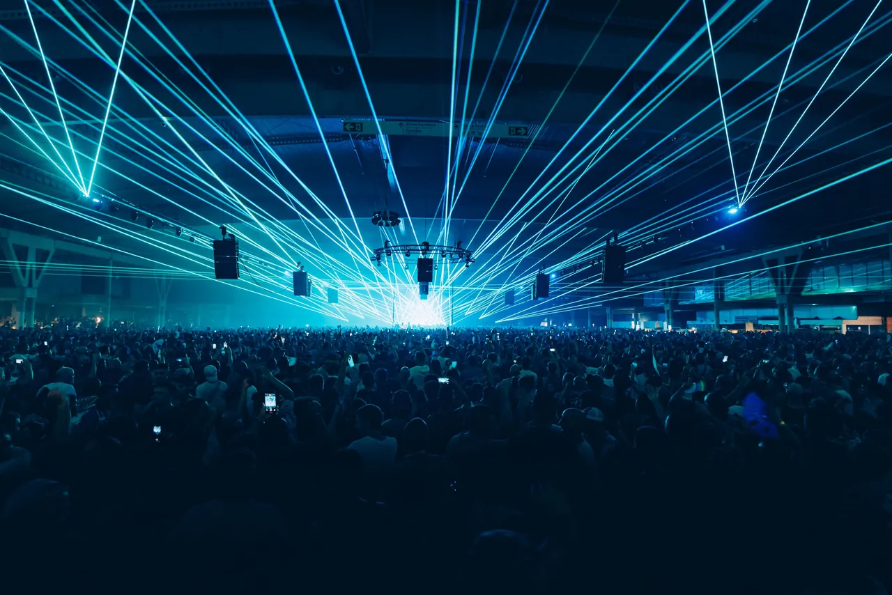 Le SonarClub, immense hall de la Fira Gran Via, sous les lasers dans la nuit du samedi 14 juin 2025.