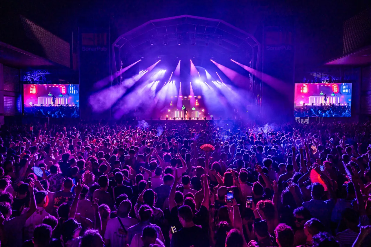 La foule du SonarPub devant Polo & Pan, nuit du samedi 14 juin 2025 ; en 2026, son emplacement a été repris par le SonarVillage.