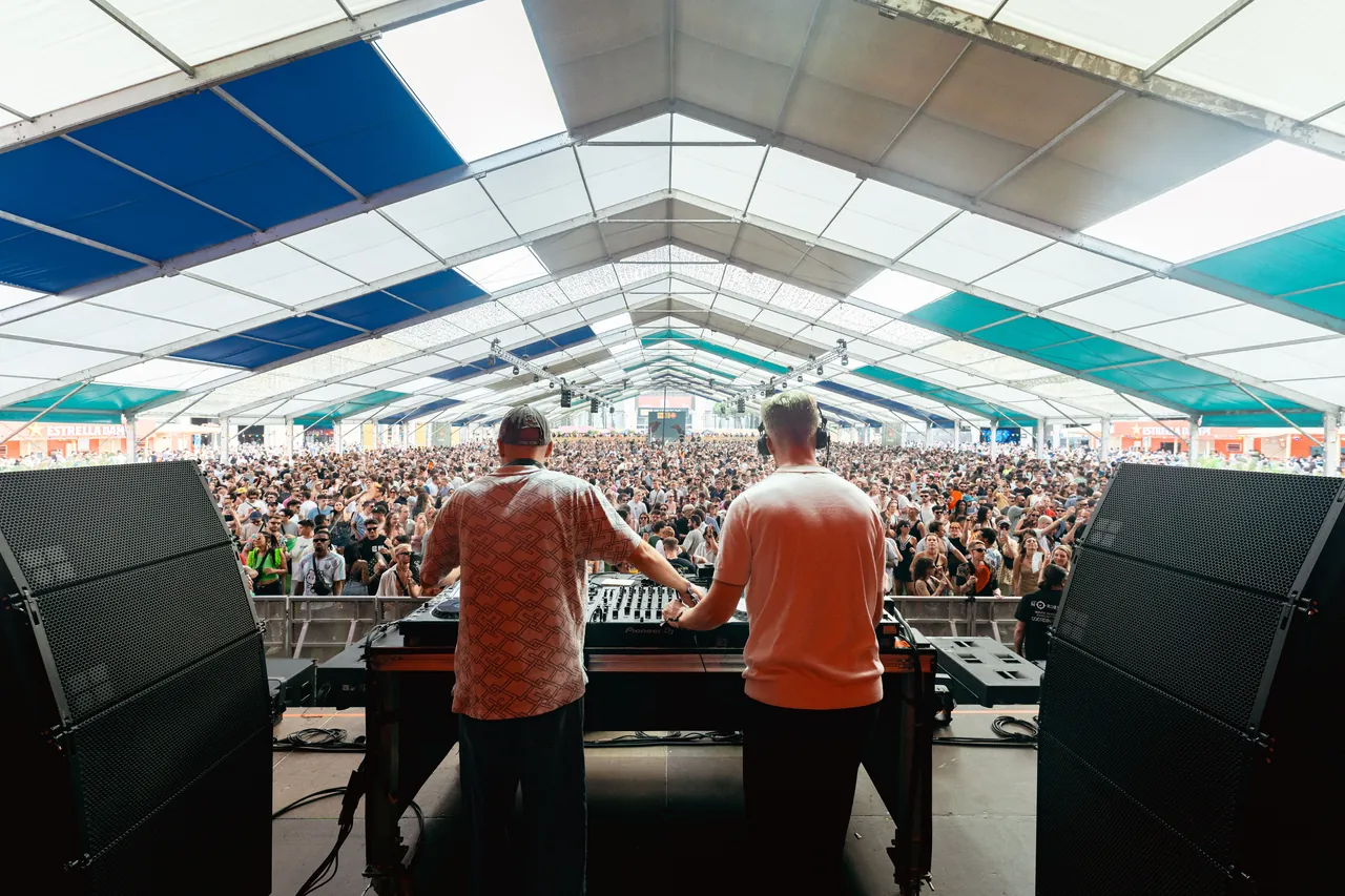 Vu de la cabine : le SonarVillage de Sónar by Day à la Fira Montjuïc, samedi 14 juin 2025, dernière édition du festival de jour à Montjuïc.