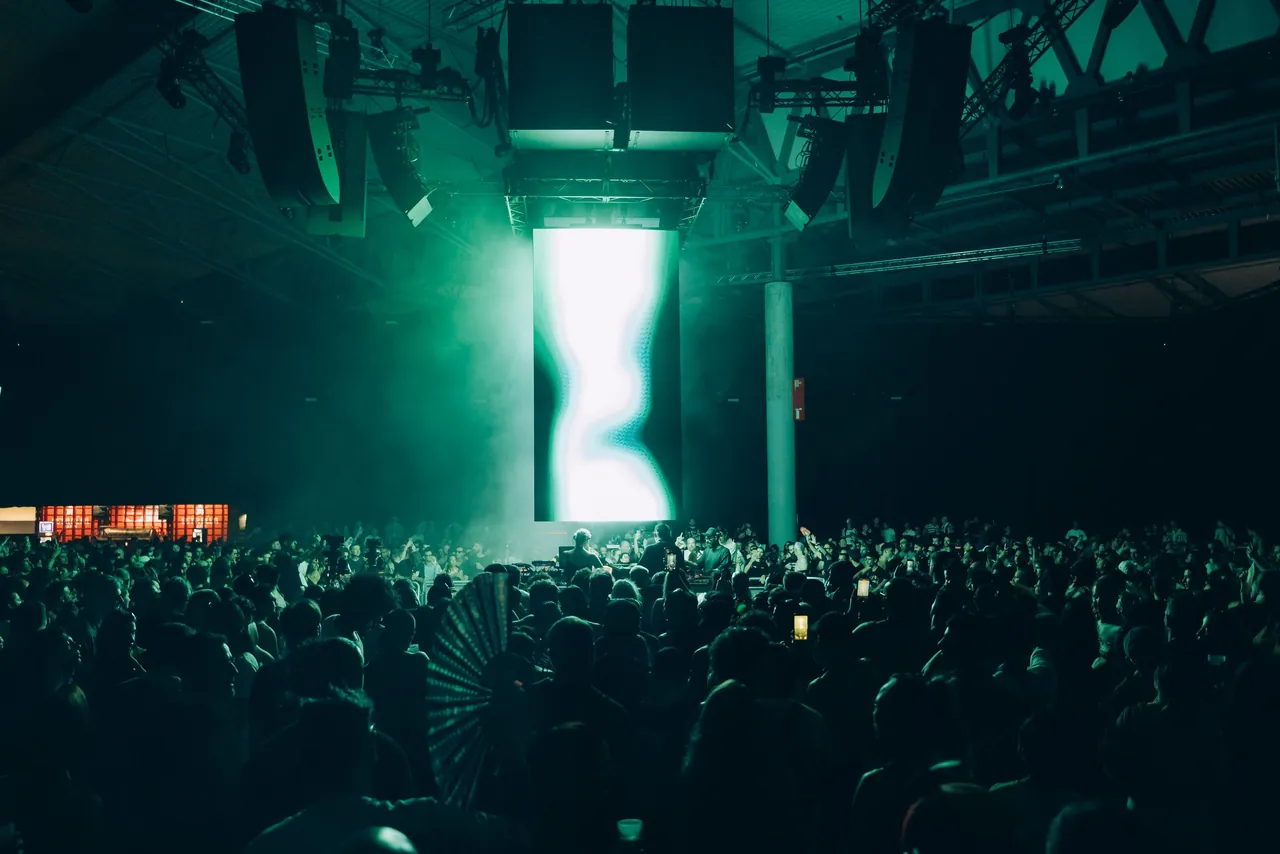Le SonarCar pendant STOOR Live, l'improvisation collective de Speedy J et de ses invités, Sónar 2026.