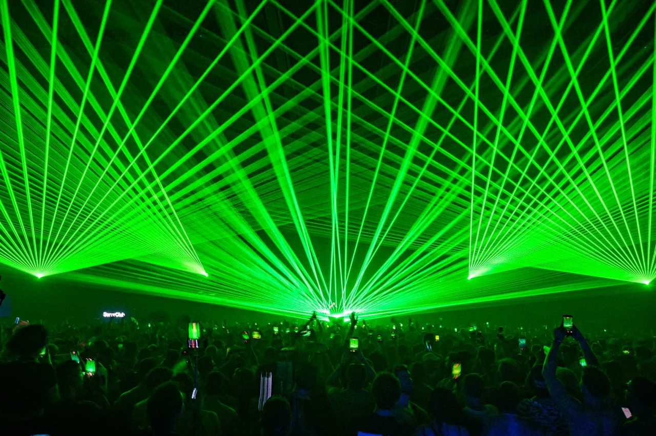 Mur de lasers verts au-dessus de la foule du SonarClub pendant « The Resistance » de Charlotte de Witte, nuit du vendredi 19 juin 2026, Fira Gran Via.