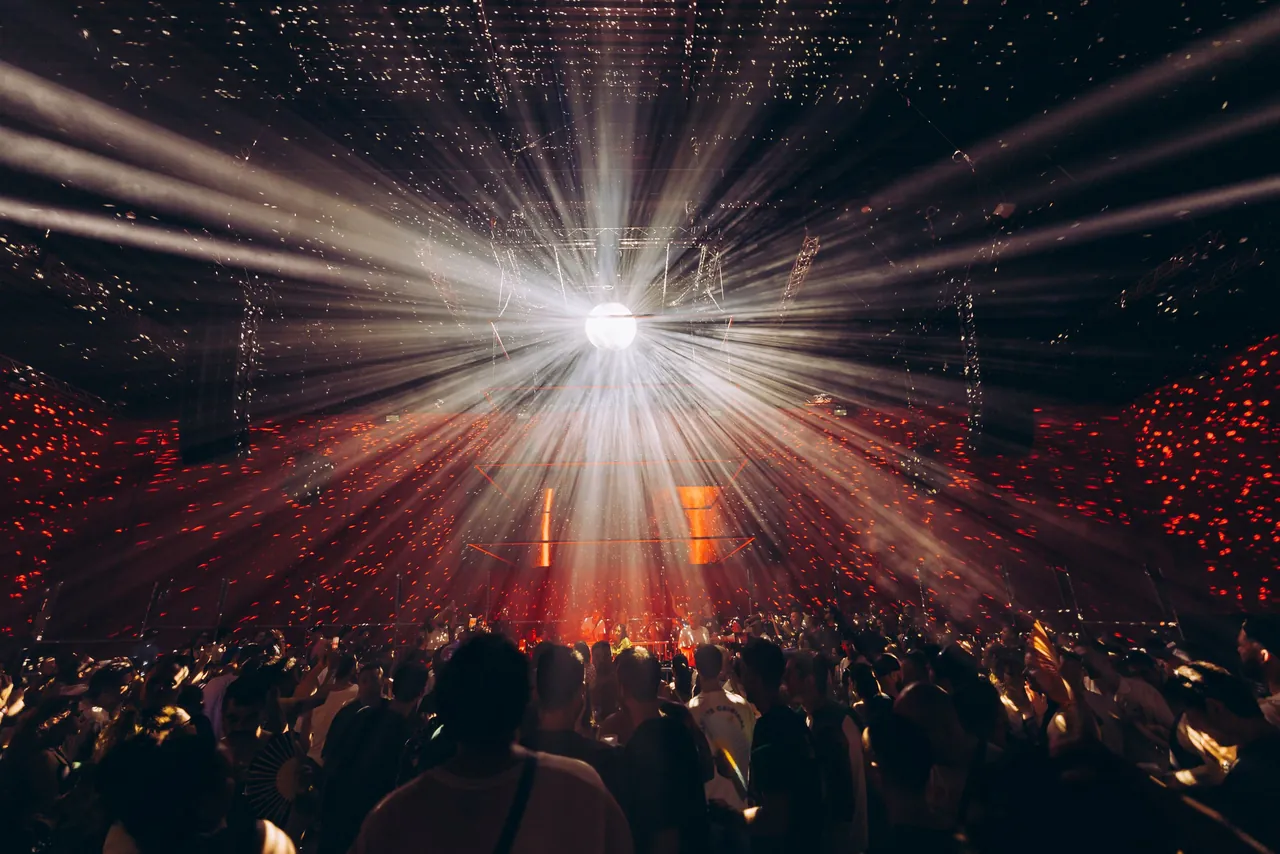 Boule à facettes et faisceaux au SonarHall pendant le set de Yasmin, samedi 20 juin 2026.