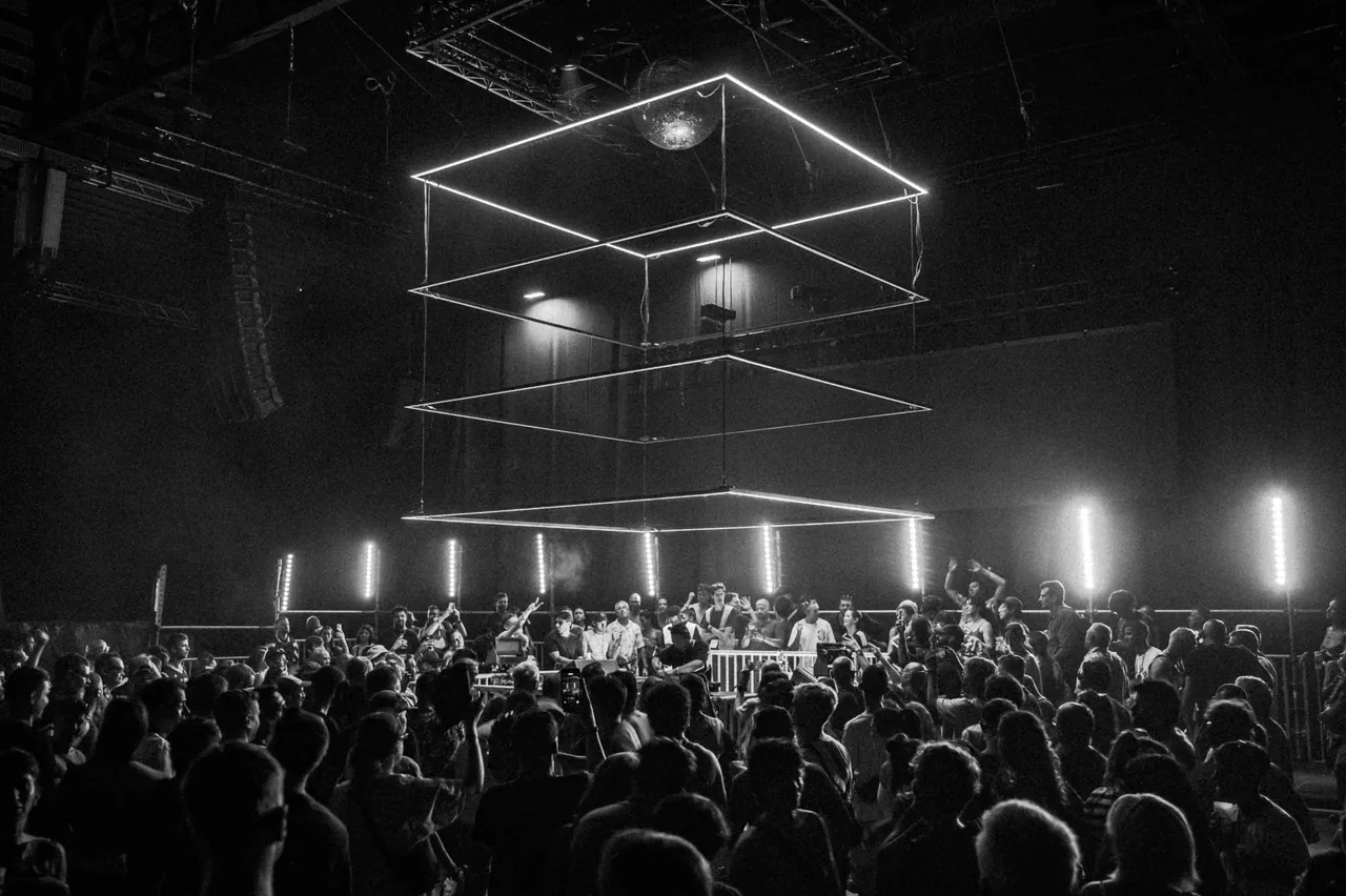 Le nouveau SonarHall et sa structure lumineuse suspendue pendant le set de GOTH-TRAD, vendredi 19 juin 2026.