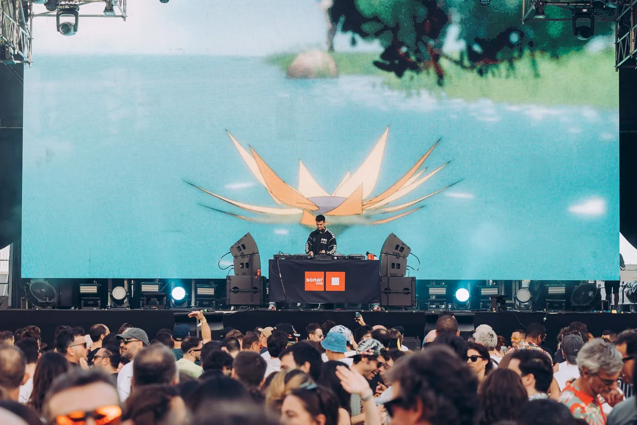 Le SonarVillage by Estrella Damm en plein jour pendant le DJ set de nimino, samedi 20 juin 2026.