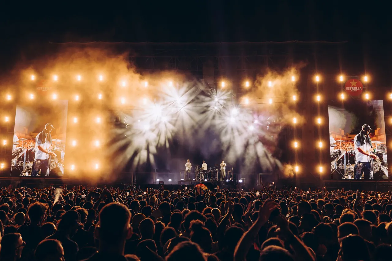 WhoMadeWho en live au SonarVillage by Estrella Damm, samedi 20 juin 2026 : la scène en plein air passe de la fin d'après-midi à la nuit.