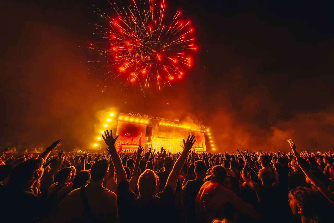Feu d'artifice au-dessus de la Main Stage le 15 août 2026, dernier soir de l'édition.