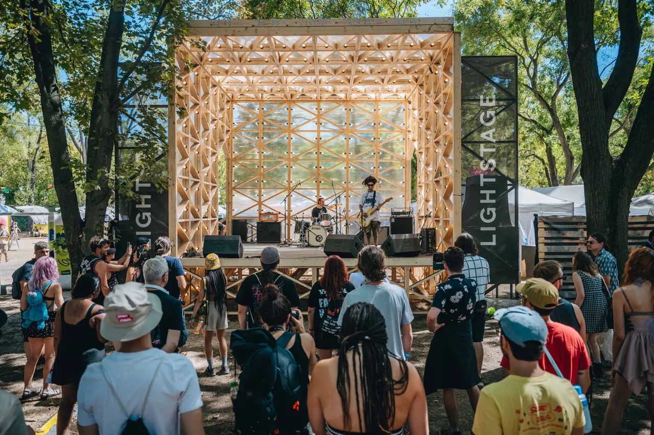 La Light Stage, scène en bois sous les arbres consacrée aux jeunes groupes européens, pendant le concert de Little Pieces of Marmelade en 2026.