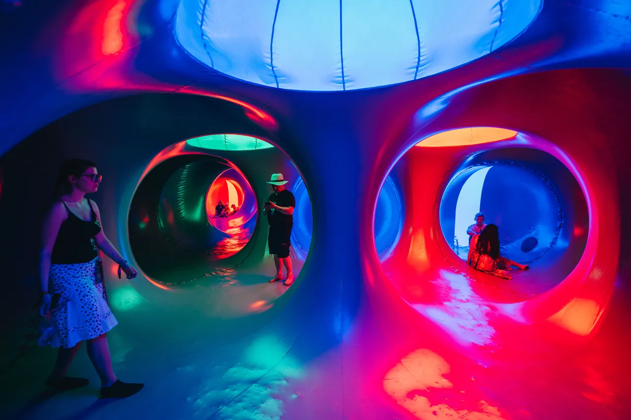 À l'intérieur du Luminarium, un réseau de bulles et de tunnels gonflables colorés, pendant l'édition 2026.