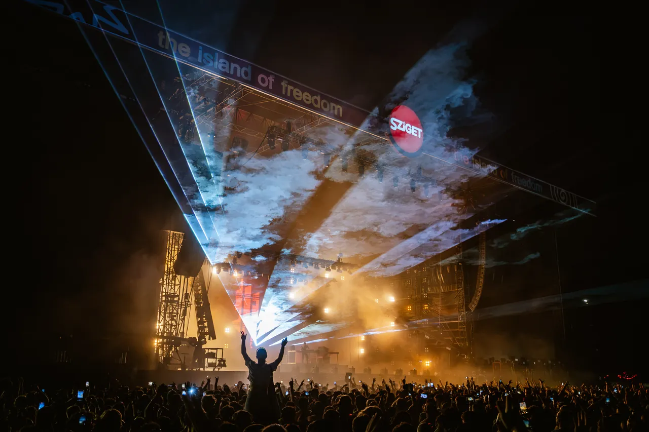 Lasers sur la Main Stage pendant le set de Skrillex, qui a clos la grande scène le 15 août 2026.