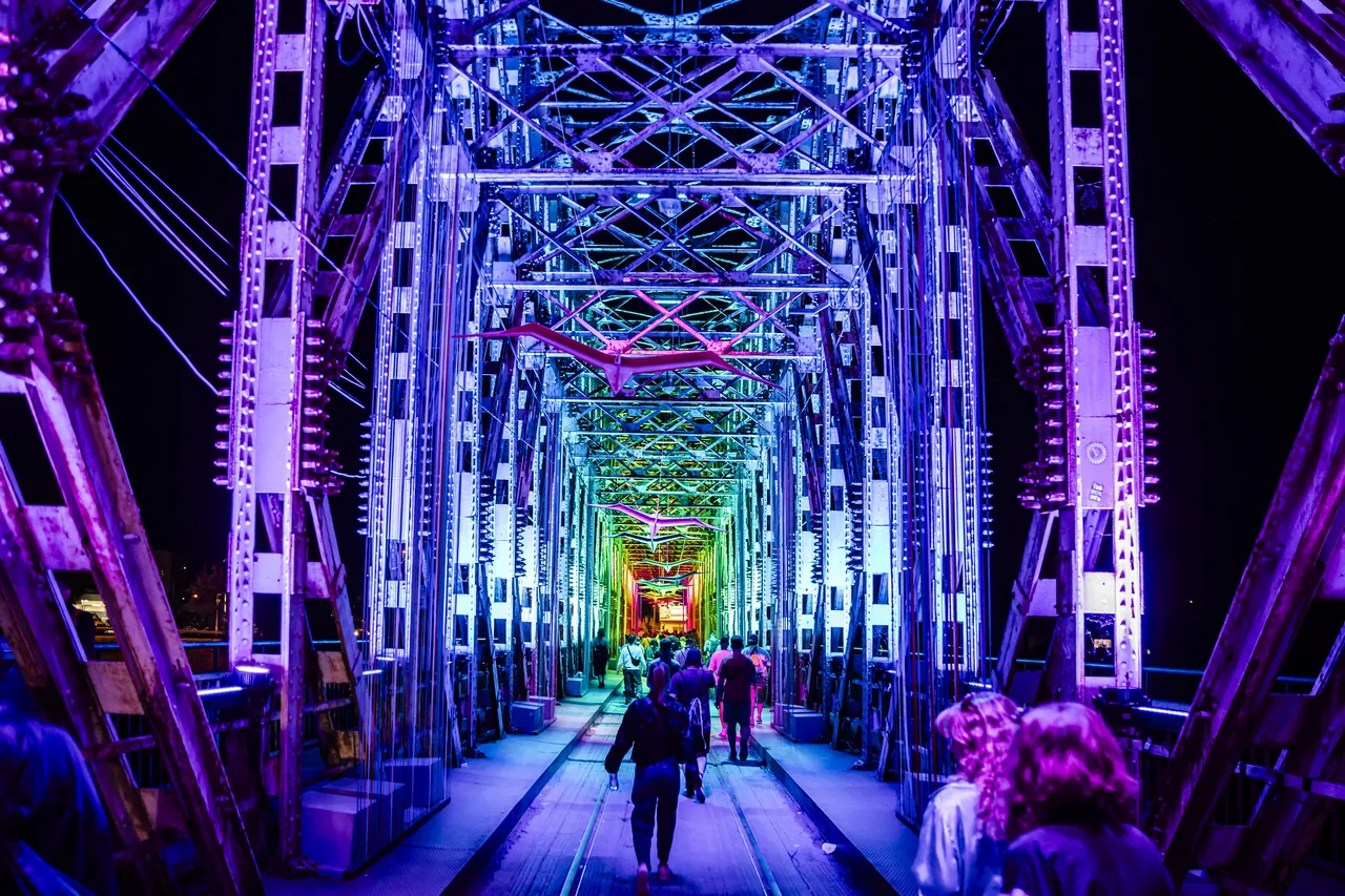 Le pont K, entrée principale de l'île, illuminé la nuit pendant l'édition 2026.