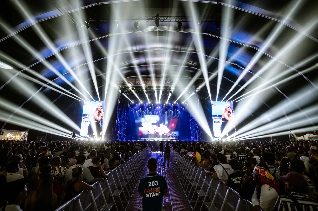 La Revolut Stage sous sa grande structure couverte pendant le concert de Natasha Bedingfield, le 12 août 2026.