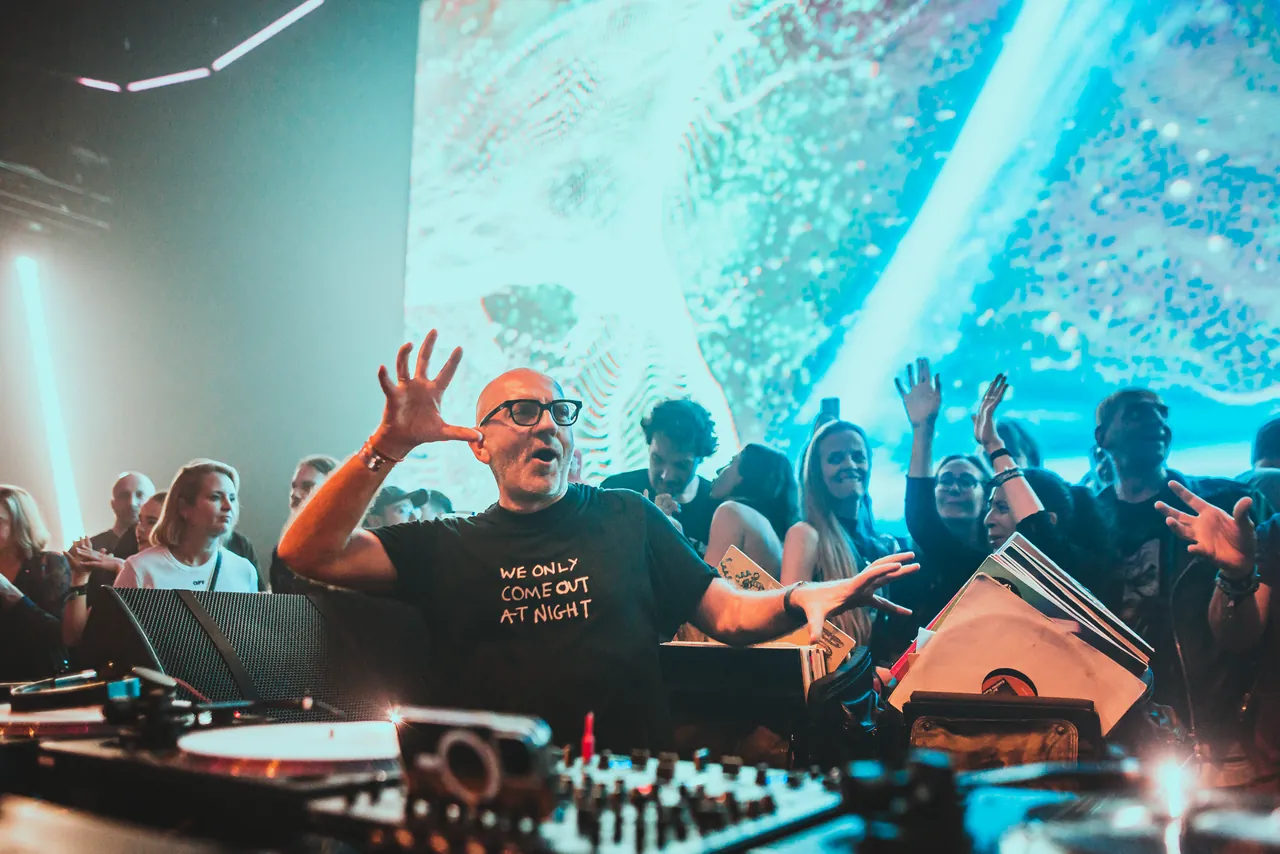 Sven Väth aux platines, le public collé à la cabine, édition d'avril 2023.