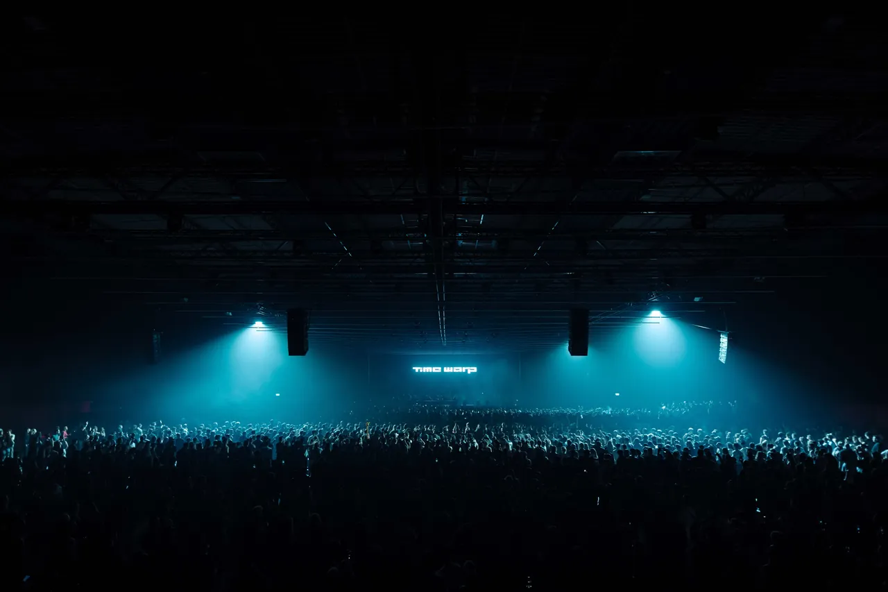La Maimarkthalle pleine, vue depuis le fond de la salle, à Time Warp Autumn le 7 novembre 2025, dernière édition d'automne.
