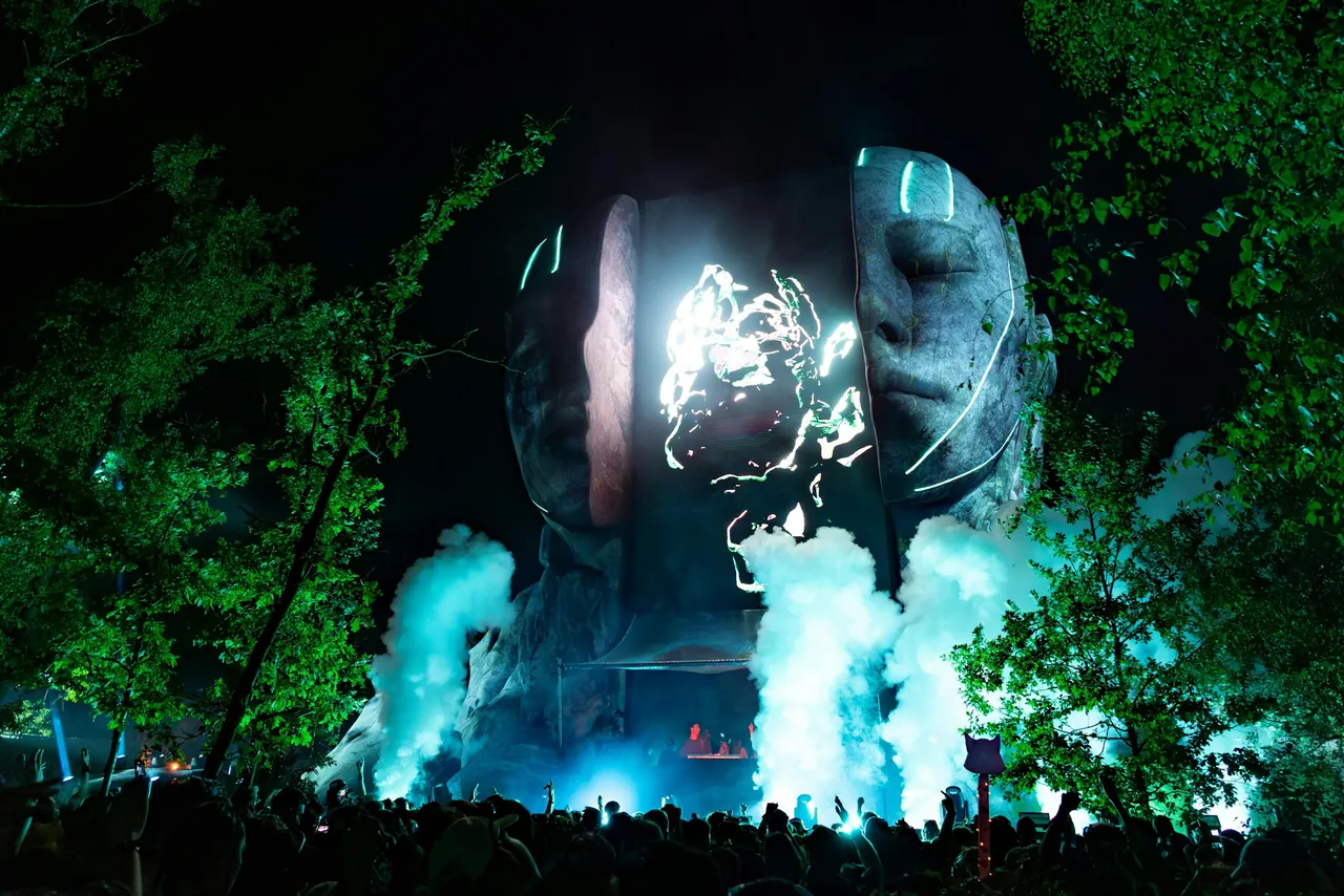 La scène CORE dans la forêt de De Schorre, de nuit (2025).