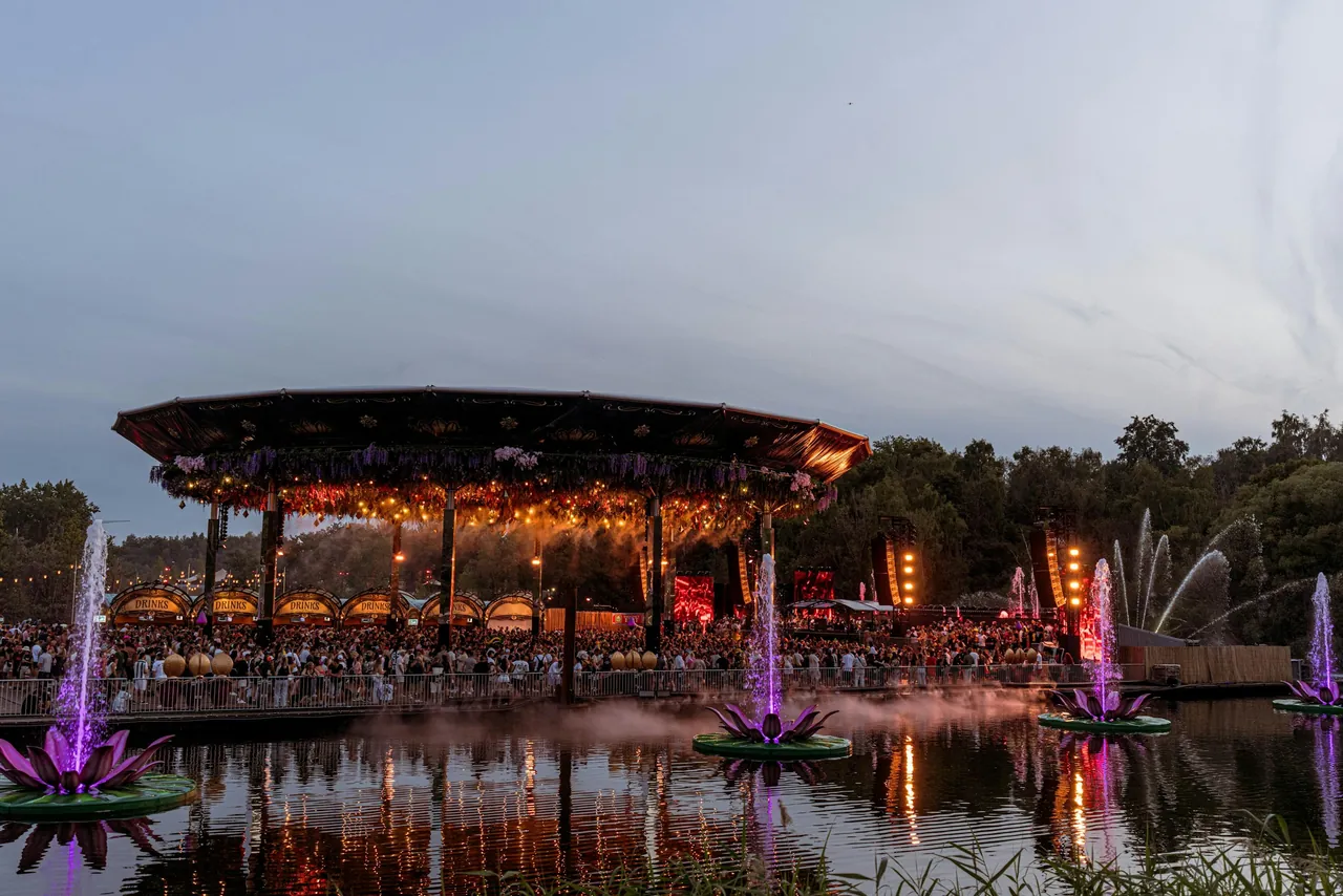Le Crystal Garden, scène flottante posée sur l'eau, au crépuscule (2025).