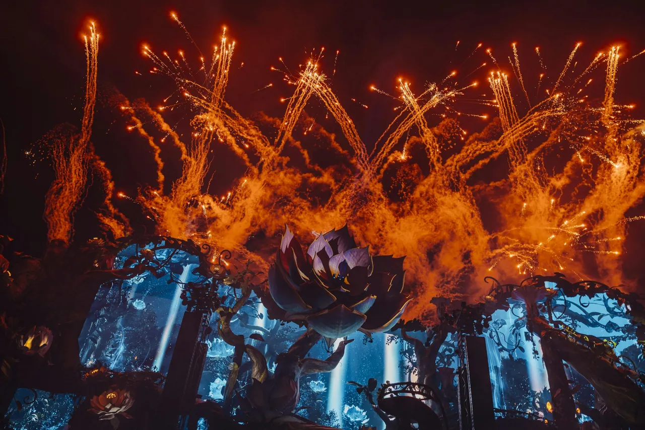 Feu d'artifice au-dessus d'une scène florale, édition 2024 (thème « LIFE »).