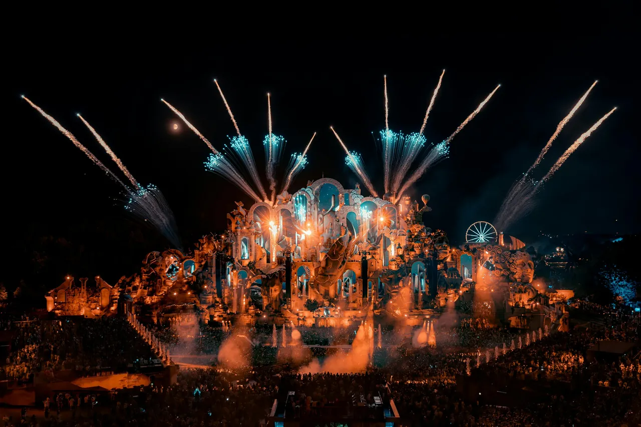 Feu d'artifice au-dessus du Mainstage le 24 juillet 2026 : il n'y en a pas eu au premier week-end, interdit pour cause de sécheresse.