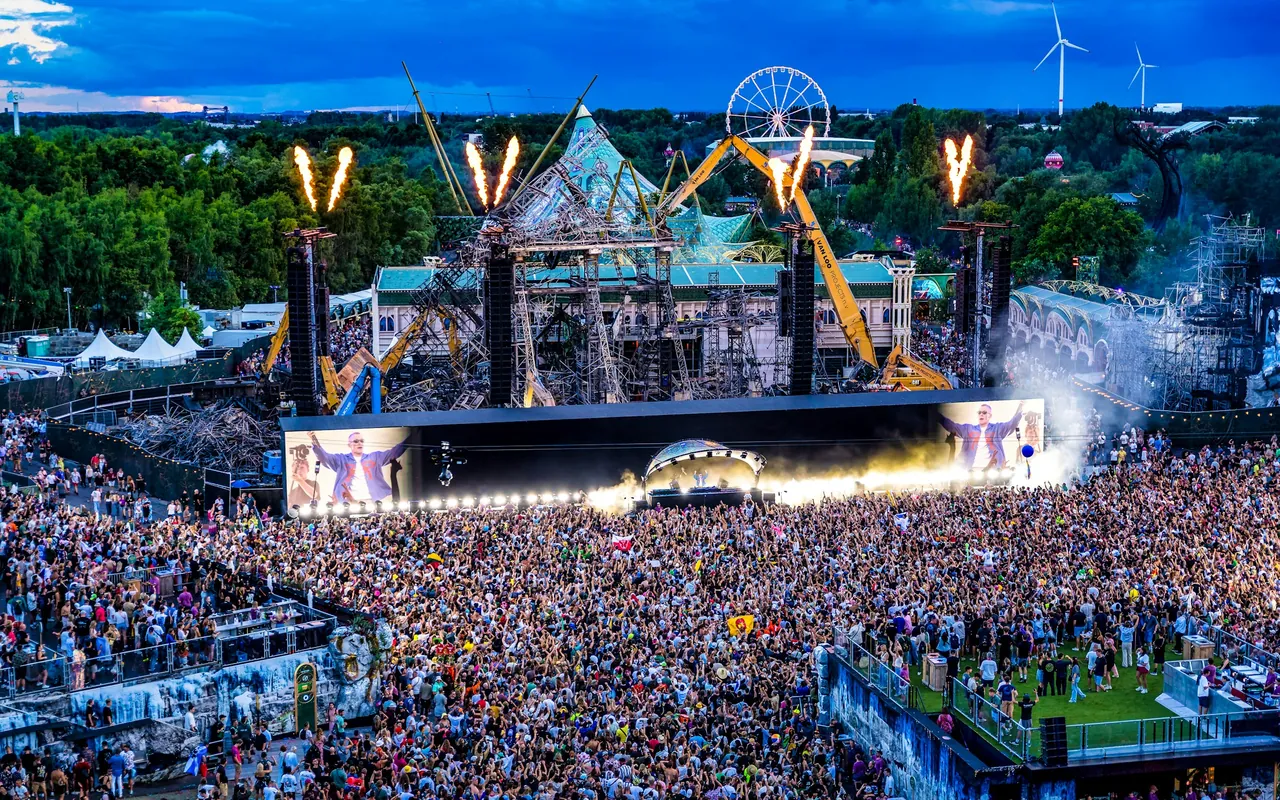 Le Mainstage de remplacement de 2025, monté en moins de 48 heures après l'incendie du 16 juillet ; la grande roue à l'arrière-plan.