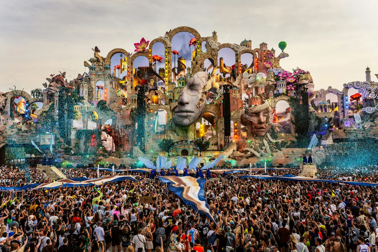 Le Mainstage « Consciencia » et ses visages monumentaux, foule en plein jour, deuxième week-end 2026.
