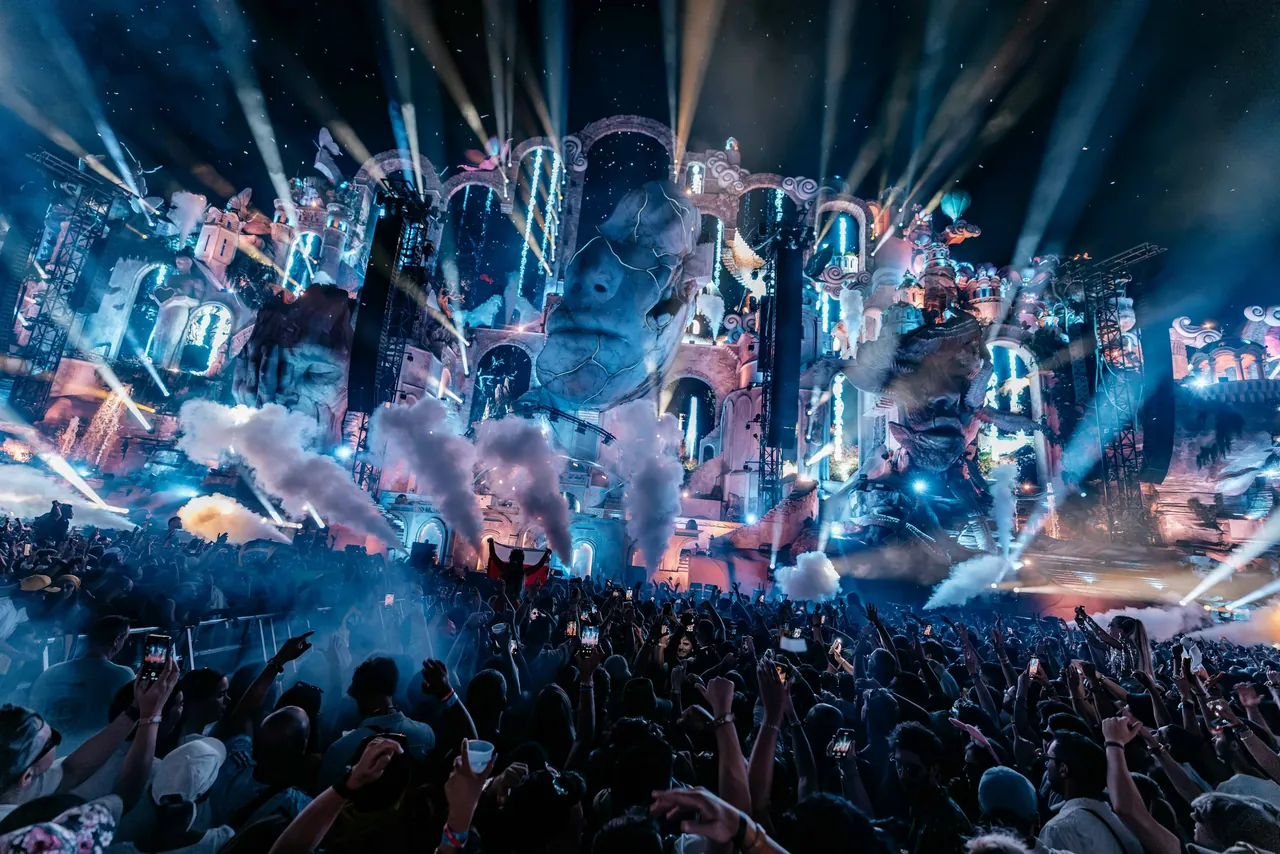 Le Mainstage « Consciencia » de nuit, lasers et fumée au-dessus de la foule, premier week-end 2026.