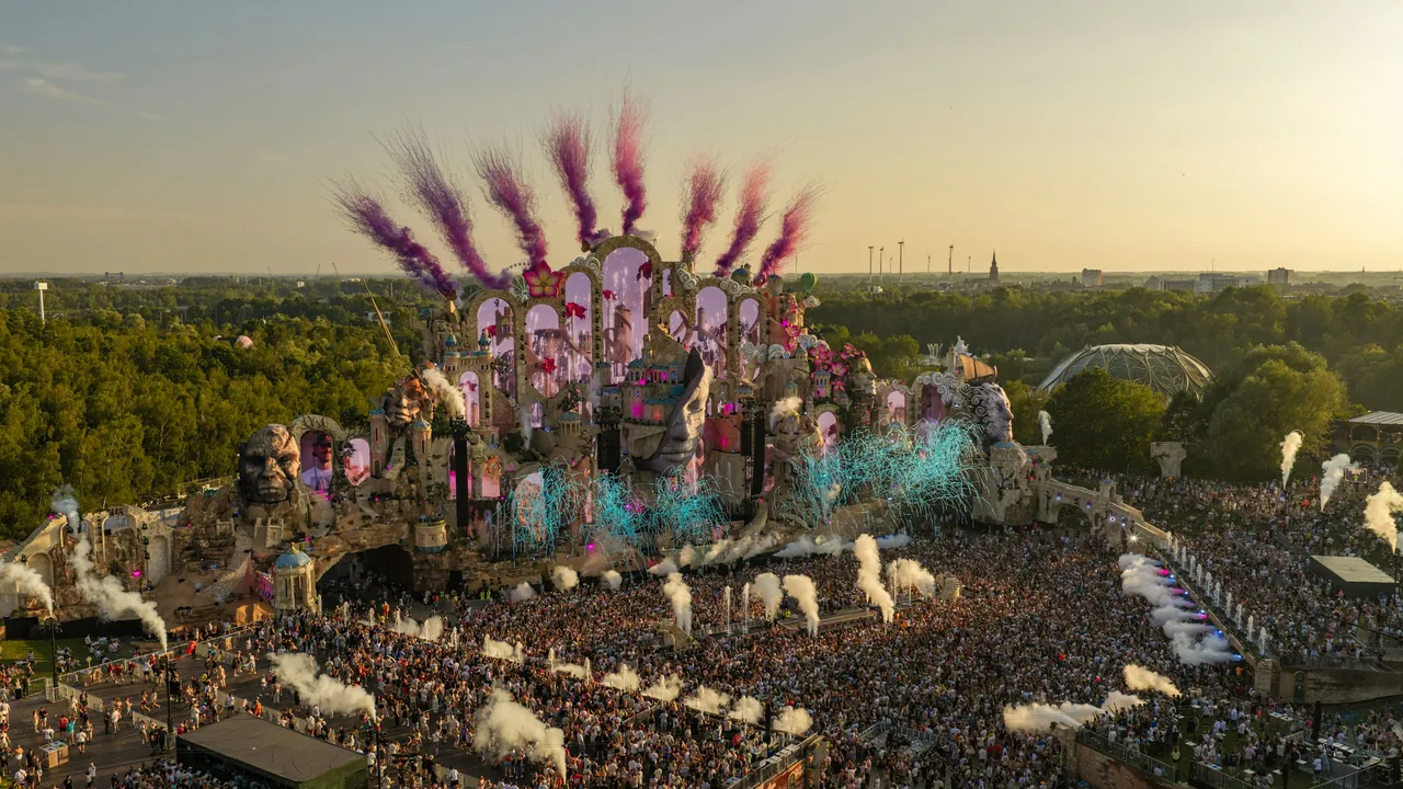Vue en hauteur du Mainstage « Consciencia » au coucher du soleil, le 17 juillet 2026, premier jour de l'édition.