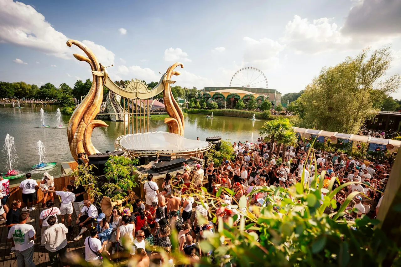 La scène Melodia et sa harpe dorée au bord du lac, la grande roue en fond (2025).