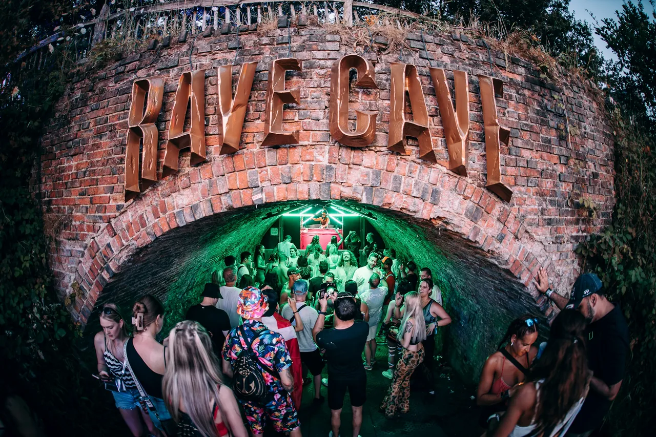 L'entrée en briques de The Rave Cave, le tunnel-club du festival (2024).