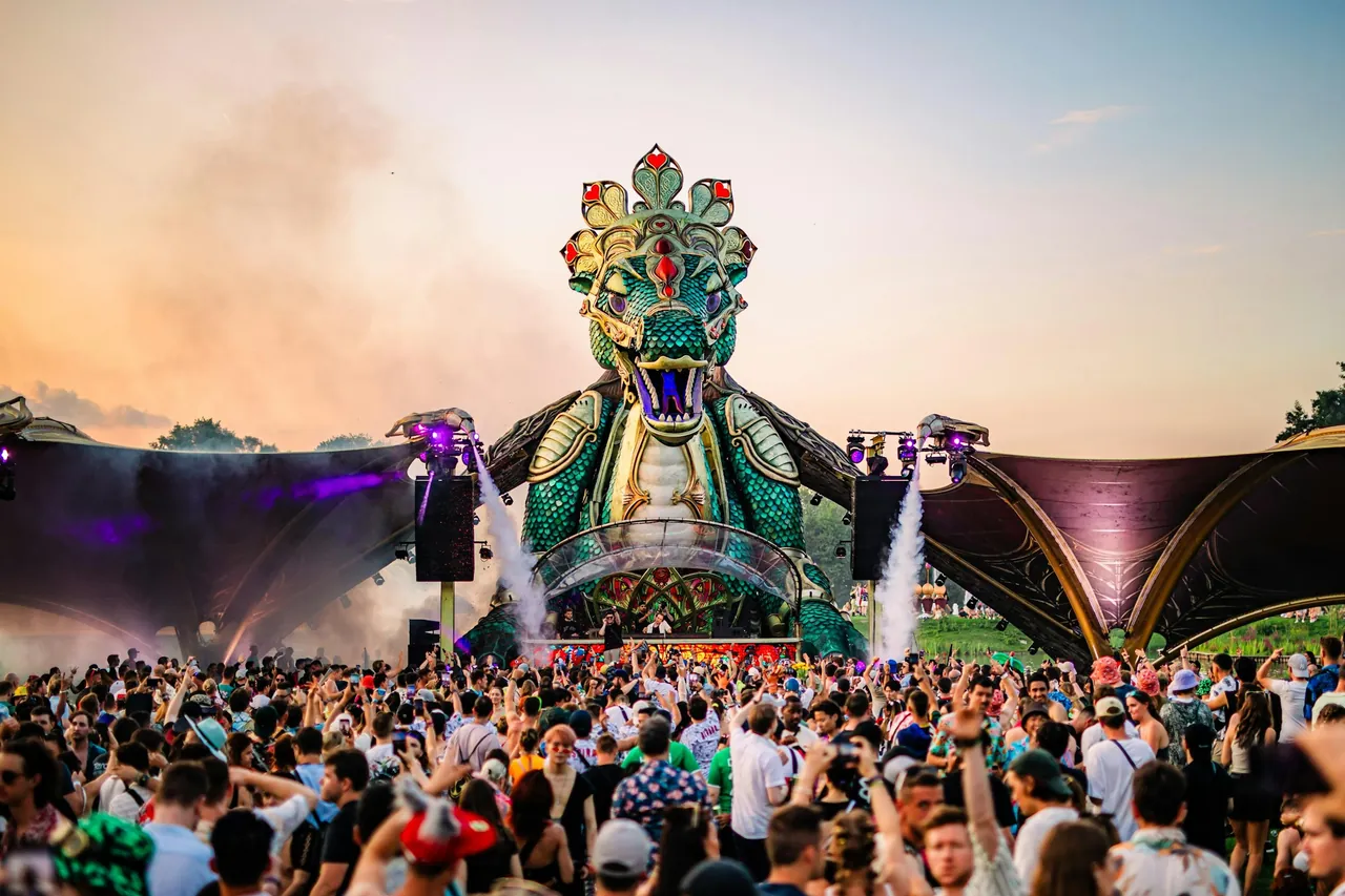Le dragon de la Rose Garden veille sur la foule (2024).