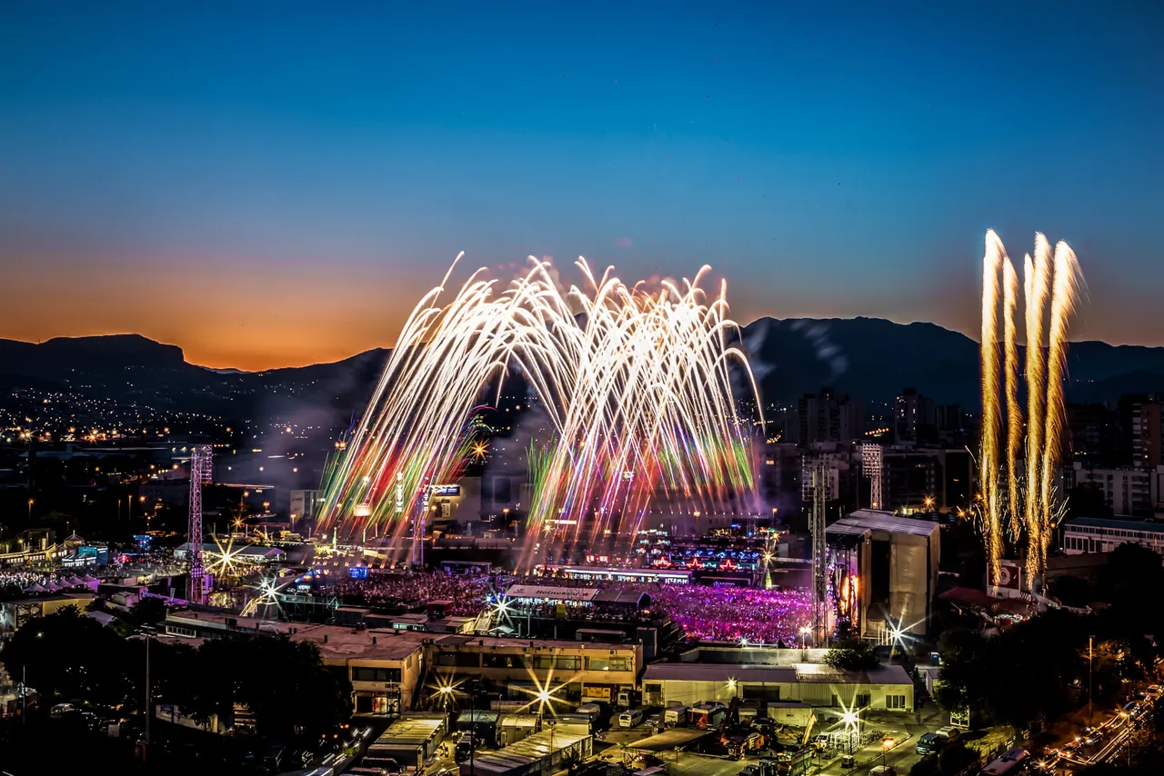 Feu d'artifice au crépuscule au-dessus du stade de Park Mladeži en 2023, avec les montagnes qui dominent Split à l'horizon.